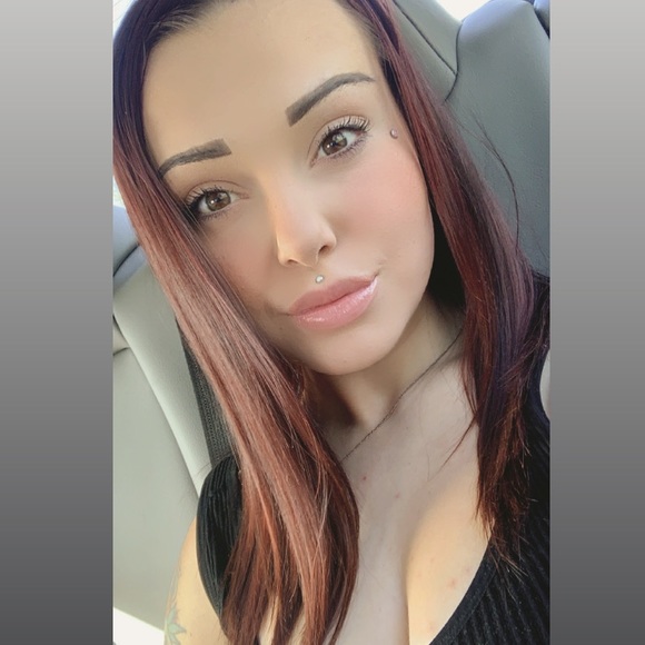 Meet your Posher, Emily - Picture 3 of 3